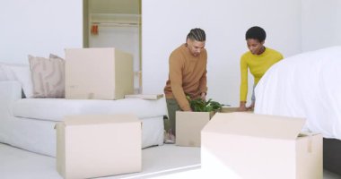 Kutuları yatak odasına taşımak, çeşitli çiftlerin lambaları incelemesi, bitki yerleştirmesi, yerleşmeye çalışan süveterler. Aşk, bağlantı, evcil, rahat, birlik, gündelik, yaşam tarzı