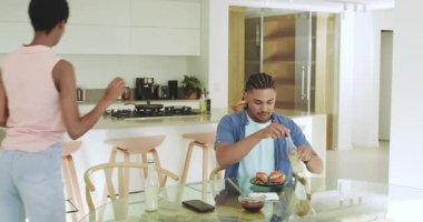 Hamburger, sofrada yemek paylaşan farklı çiftler, çiseleyen soslar ve tıkırdayan limonata. Romantik, rahat, neşeli, keyifli, yaşam tarzı, çağdaş, oyuncu.