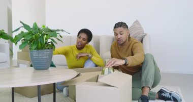 Çeşitli çiftler evlerinde kutuları açıyor, ev bitkilerini ve lambaları kaldırıyor, akıllı telefonları izliyorlar. Ev dekorasyonu, iç tasarım, arkadaşlık, yaşam tarzı, modern, samimi, minimalizm.