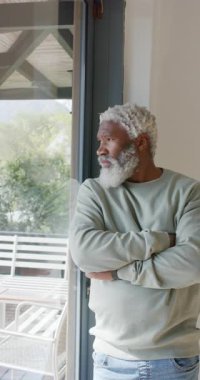 Dikey video: Sunucu çerçeve görünümüne cam kapı kopyalama alanından yansıtılıyor. Düşünce, huzur, sükunet, olgun, açık hava, boş zaman, dikey video