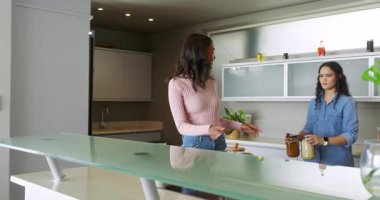 Kadın arkadaşlar mutfakta malzemeleri tartışıyor, tezgahta cam kavanoz tutuyor, fotokopi çekiyor. Modern, kentsel, enerjik, işbirlikçi, yaşam tarzı, tarzı, toplumu