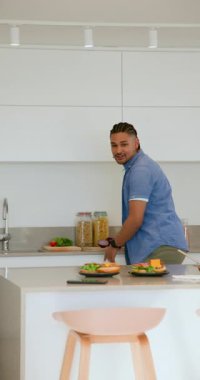 Dikey video: Çeşitli çiftler sebzeleri dilimliyor, şişe değiştiriyor ve selfie pozu veriyorlar. Yemek pişirme, takım çalışması, sade, canlı, yaşam tarzı, modern, dikey video