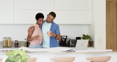 Mutfak adasında dizayn, işaret ve daktilo için plan yapan çeşitli çiftler. İşbirliği, mimarlık, modern, konforlu, yerli, ilham, birliktelik