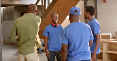 Afro-Amerikan marangozluk takımını atölyede bant ölçüsüyle takip ediyorum. Sanatçılar, ekip çalışması, sanayi, inşaat, işbirliği, köy, manuel