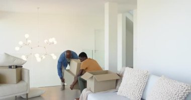 Afro-Amerikalı baba ve oğul oturma odasına girer kutuları taşır ve dinlenmek için kahve yudumlarlar. Aile, destek, ev, bağlantı, hiyerarşi, arkadaşlık, çağdaş