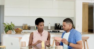 Çeşitli çiftler mutfaktaki masada sarı ve mavi kartları tartışıyor ve sıralıyor. İşbirliği, takım çalışması, samimiyet, yerli, enerjik, neşeli, boş zaman