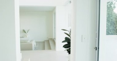 Afrika kökenli Amerikalı baba ve oğul mezuniyet balosunda antredeki cam kapıyı açtıktan sonra kucaklaşıyorlar. Aile, birleşme, sevgi, birliktelik, ev, sıcaklık, modern