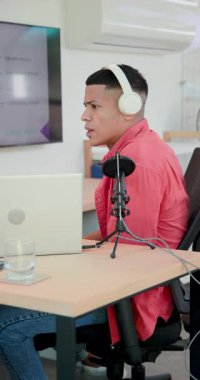 Çeşitli iş arkadaşları geri bildirim için ekranda slaytları kaydetmeye ve sunmaya başladılar. İşbirliği, tartışma, teknoloji, iletişim, yenilik, takım çalışması, dikey video