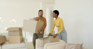 Çeşitli çiftler evde kutuları açıyor yastıkları ve resim çerçevesini kaldırıyor, sarılıyor, plan yapıyor. Konut, iç mekan, çağdaş yaşam tarzı, aile, konfor, dekor