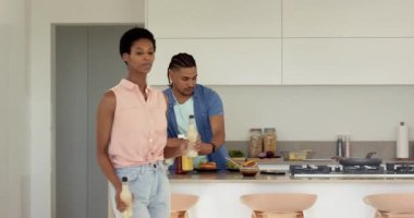 Salata yemeden önce mutfak adasında çeşitli soslu hamburgerleri düzenlerken. Romantizm, aşçılık, modern, yaşam tarzı, arkadaşlık, samimi, enerjik