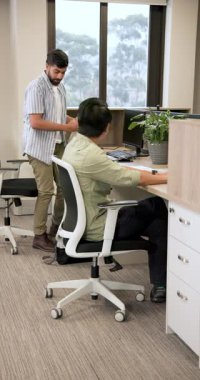Asyalı adam ofise giriyor, bilgisayarını güncelleme için iş arkadaşına veriyor yoga minderiyle çıkıyor, çanta. İşbirliği, profesyonel, çalışma alanı, modern, ergonomik, teknoloji, dikey video