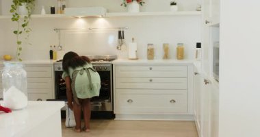 Çeşitli bayan arkadaşlar mutfak adasında fırına tepsi dolduruyor, dans ediyor, un karıştırıyorlar. Aile, işbirliği, aşçılık, köylü, neşeli, evcil, yetki sahibi