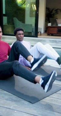 Rekabet, çeşitli erkek arkadaşlarını havuz kenarında bacak kaldırmaya, sohbet etmeye ve nefes almaya sürüklüyor. Fitness, yoldaşlık, açık hava, rahatlama, sağIık, atletik, dikey video