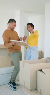 Dikey video: Çeşitli çiftler kutuları açıyor ve resim asma tartışmasından sonra evde dans ediyorlar. Kutlama, samimiyet, hareket, neşe, ev, bağ, dikey video