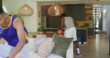 Jersey 'li oyuncu fermuarı açıyor, çeşitli erkek takım arkadaşları eve gitmek için top şişesi topluyor. Atletizm, takım çalışması, gündelik, modern, aktif, yaşam tarzı, spor