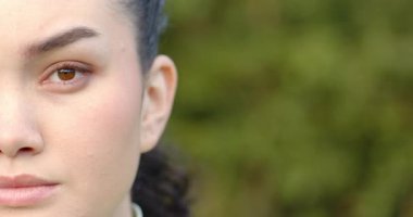 Kadın yer değiştirmeden önce gözlerini kırpıyor. Açık havada yeşillik duvarına bakıp, fotokopi çekiyor. Doğa, sükunet, içgözlem, portre, sükunet, yeşillik, minimalizm