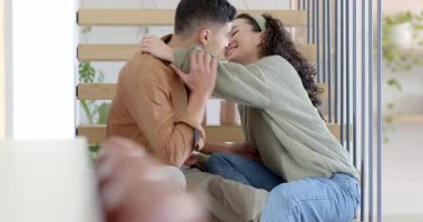 Ahşap merdivenlerde oturan çift seramik bardak tutuyor, metal parmaklıklar ve bitki raflarının yanında sarılıyorlar. Romantizm, samimiyet, şefkat, konfor, bağlantı, yaşam tarzı, sıcaklık