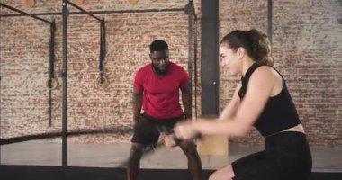 Çeşitli antrenörler ve müşteriler jimnastik salonunda savaş halatı dalgaları başlatıyorlar. Temsilcileri sayarak, beşlik çakarak, kopyalayarak. Fitness, power, motivasyon, eğitim, dayanıklılık, egzersiz, çeviklik