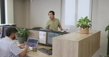 Çeşitli iş arkadaşları tablet, kahve fincanları alıp ofis koridorlarında dokümanları tartışıyor. İşbirliği, takım çalışması, profesyonel, modern, iletişim, üretkenlik, parlak