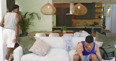 Konuşmayı bitirirken, iki arkadaş antrenman için odadan çıkarken basketbol ve spor çantalarını topluyorlar. Kentsel, yaşam tarzı, gündelik, modern, enerjik, dinamik, iç mekan