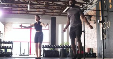 Çeşitli arkadaşlar atlama halatları sallıyor sonra beden eğitimi dersinde yüksek diz atlamaları atlıyorlar. Fitness, kardiyo, egzersiz, spor, atletik, sağlıklı