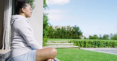 Asyalı kadın kapı sürgüsü yaparak yoga yapıyor, dua pozisyonuna geriniyor, fotokopi çekiyor. Meditasyon, farkındalık, sağIık, sükunet, dinginlik, açık hava, rahatlama