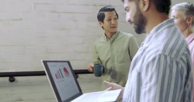 Çeşitli iş arkadaşları merdiven boşluğuna giriyor ve basamakları çıkarken dizüstü bilgisayar çizelgeleri ve çarşaflarını inceliyor. İşbirliği, takım çalışması, iş, modern, profesyonel, veri, iletişim