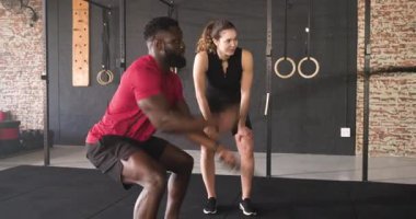 İpleri yakalıyor, erkek stajyer dalgalara çarpıyor spor salonunda antrenörlük tekniği olarak güç kazanıyor. Spor, spor, spor, spor, dayanıklılık, atletizm