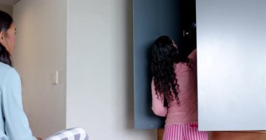 Kıyafet seçiyorlar. Yatak odasında gardıropta bekleyen çeşitli bayan arkadaşlar. Askıları var, fotokopi odası var. Moda, günlük, iç mekan, yaşam tarzı, arkadaşlık, uyum, canlı