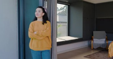 Çift, eşlerinin bardaklarını uzatmasına, sürgülü kapıya yaslanmalarına, yudumlayıp bahçeyi göstermelerine tepki veriyor. Romantizm, samimiyet, konfor, yaşam tarzı, modern, boş zaman, şefkat