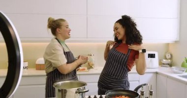 Mutfaktaki çarpışmadan sonra, çeşitli kadın yardımcı sunucular kaynayan tencerede makarna pişiriyor, Al Dente 'yi gösteriyor. İşbirliği, dostluk, aşçılık, modern, hayat dolu, yaşam tarzı, takım çalışması