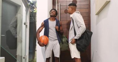 Çeşitli erkek arkadaşlar yumruk tokuşturup cam kapıyı açarak koridordaki merdivenleri tarıyorlar. İşbirliği, gündelik, modern, yaşam tarzı, kentsel, enerjik, arkadaşlık