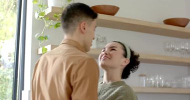 Bir çift gözyaşı dökerek gülüyor, sarılıyor, sallanıyor ve ev mutfağında aşkı paylaşıyor. Romantizm, şefkat, samimiyet, bağlantı, neşe, rahatlık, şefkat