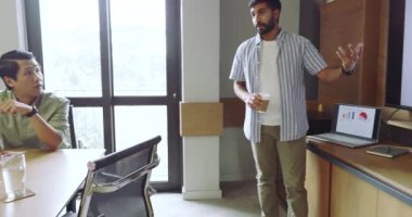 Toplantı masasını kahve eşliğinde dinleyen ve ölçümleri açıklayan çeşitli iş arkadaşları. İşbirliği, takım çalışması, iş, analitik, profesyonel, sunum, yenilik