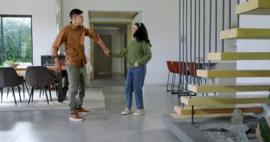 Birkaç vuruş, dans etmeye başlamak, yemek masası ve merdivenlerle oturma alanında dönüp kucaklaşmak. Romantizm, ahenk, zarafet, modern yaşam tarzı, bağlantı, minimalist