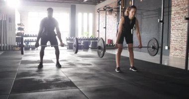 Basamakları kavramak için kalçalarını sallayarak, çeşitli antrenman partnerleri kaldırarak ve güç için spor salonunda alçaltarak. Spor, güç, takım çalışması, egzersiz, eğitim, sağlık, motivasyon