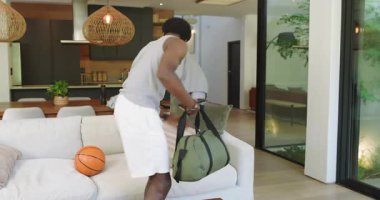 Girişi, telefonu, basketbol çantalarını ve evden çıkışını fark eden çeşitli erkek arkadaşları var. Kentsel, gündelik, yaşam tarzı, takım çalışması, arkadaşlık, modern, enerjik