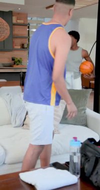 Adam basketbol topunun salyalarını akıtıyor. Arkadaşını havluya telefon suyu doldurmaya zorluyor. İkili mahkemeye gidiyor. Atletik, yoldaşlık, çağdaş, sportmenlik, boş zaman, kentsel, dikey video