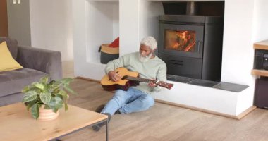 Afrika kökenli Amerikalı son sınıf öğrencisi gitarı aldı, sobanın yanındaki oturma odasında melodi çaldı, mekanı kopyaladı. Konforlu, sade, akustik, müzikal, sakin, kırsal, düşünceli