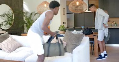 Çeşitli erkek arkadaşlar basketbol antrenmanı için evde çantalarını topluyor. Atletik, yoldaşlık, yaşam tarzı, modern, gündelik, enerjik, takım çalışması