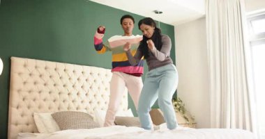 Yatağa çıkan çeşitli kadın arkadaşlar, zıplayarak ve senkronize dans ederek yatağı test ediyorlar. Arkadaşlar, dans, ritim, neşeli, rahat, hayat dolu, yaşam tarzı