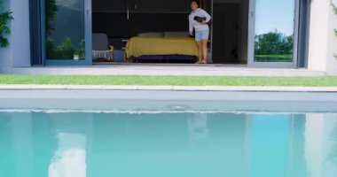 Havuza dikkat, spor giyim giymiş Asyalı bir kadın çimlerin üzerinde yoga minderi tutuyor ve esniyor. Dinginlik, sağlık, rahatlama, açık hava, modern, minimalizm, sağlık