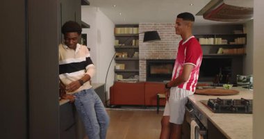 Erkek arkadaşlar mutfakta selamlaşıyorlar, tost için şişe değiştiriyorlar, yudumluyorlar, fırının içindekileri inceliyorlar. Arkadaşlık, gündelik, samimiyet, evcil, modern, sıcak, sosyal