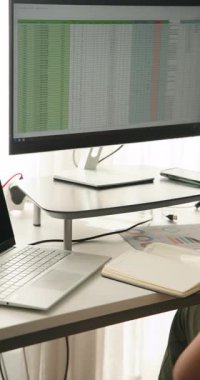 Dikey video: Çerçeve çeşitliliğine giren kadın iş arkadaşları çalışma masasında bilgi alışverişinde bulunuyorlar. İşbirliği, takım çalışması, modern, minimalist, üretkenlik, veri analizi, dikey video