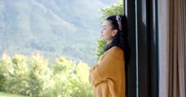 Kapıda kahve paylaşan bir çift elinde kupalarla içeri giriyor, vadiyi işaret ediyor, fotokopi çekiyor. Romantik, açık hava, rahat, manzaralı, huzurlu, neşeli, bağ