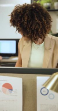 Çizelgeleri gözden geçirdikten sonra, işçi yoga minderi, çanta, el sallama, yoga sınıfına gidiyor. Profesyonel, çalışma alanı, modern, işbirliği, refah, yaşam tarzı, dikey video