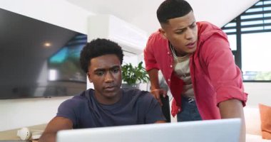 Masaya yaslanmış çeşitli erkek iş arkadaşları sorular soruyor ve ofisteki dizüstü bilgisayar projesini inceliyor. İşbirliği, takım çalışması, gündelik, yaratıcı, modern, iletişim, ifade