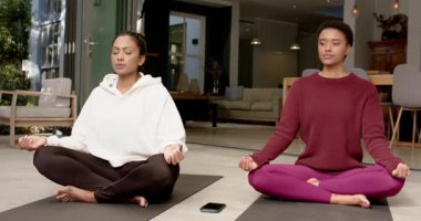 Çeşitli bayan arkadaşlar verandada yoga minderleri üzerinde meditasyon yapıyorlar, gözleri açıyorlar, seans sona ererken bakışlarla karşılaşıyorlar. Sağlık, farkındalık, dinginlik, bağlantı, rahatlama, uyum, çağdaş