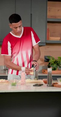 Evde pizza üzerine peynir katmak, çeşitli erkek arkadaşlara kıvılcım saçmak, fotoğraf çektirmek, özçekim yapmaya devam etmek. Yemek pişirme, yoldaşlık, modern, yaşam tarzı, eğlence, arkadaşlık, dikey video