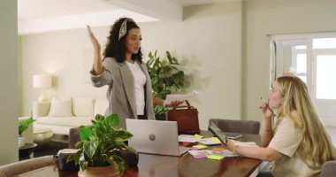 Ofise elinde yazılı kağıtlarla girip sayfaları tablete yerleştiriyor ve gözden geçiriyordu. İşbirliği, takım çalışması, profesyonel, üretkenlik, yenilik, modern, iş dünyası